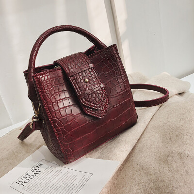 

Hong Kong style crocodile texture touching hand-held small bag girl 2019 new style Korean version of 100 lap fashion single should