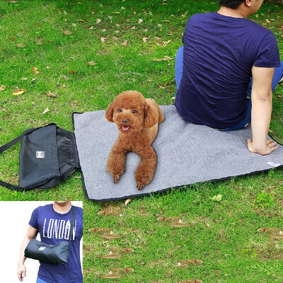 

Multi-function Folding Portable Dog Outdoor Blanket Collapsible Pet Blanket Pad with Carrier Bag for Dogs Cats Pets Camping Hiking