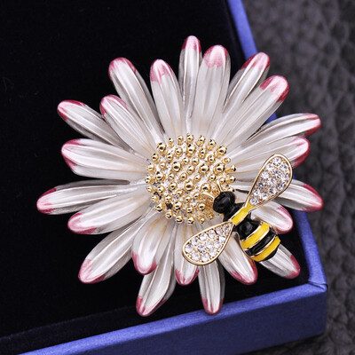 

Cute Little Bee Brooch Daisy Corsage Coat Coat Dot Decoration