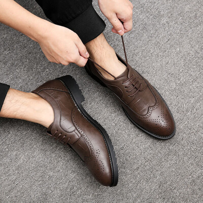 

Autumn dress shoes male Korean version of the trend of mens shoes business casual Bullock carved pointed casual shoes wholesale