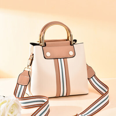 

In summer the new Korean version of womens fashionable one-shoulder sloping bag with a hundred simple handheld buckets