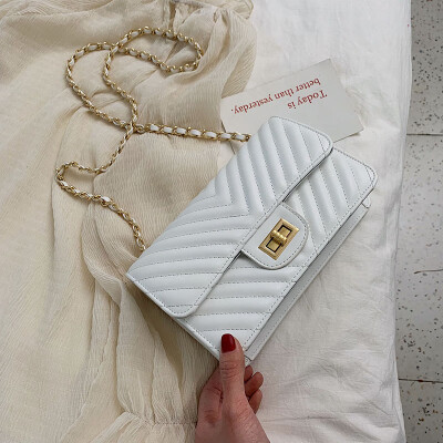 

Xia Jisen is a small bag with a Korean version of the chic chain lock bag The new 2019 oblique embroidered wire bag is a small sq