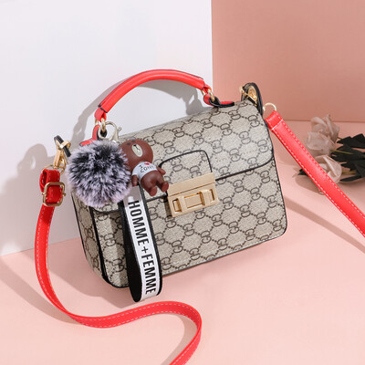 

Summer female new wave Korean fashion Joker hand bill of lading shoulder slung ladies personality small square bag