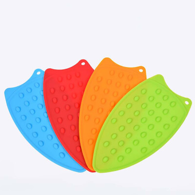 

5 pcs Kitchen ToolSilica Gel Heat Insulated Pad Iron-Shaped Holder