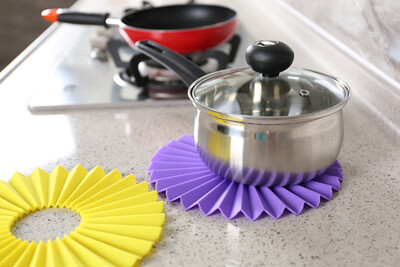 

Premium Silicone Trivet Sun Flower Mat Hot Pot Pads Non Slip Pot Holders Heat ResistantFlexible & Durable Random Color