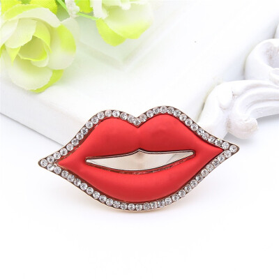 

Sexy Fire Red Lips Brooch Pins Women Mouse Broches Brooches Gold Color Crystal Ladies Lapel Pins Fashion Jewelry Festival Gift