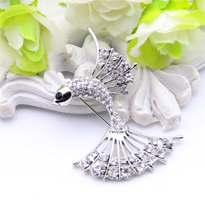 

New Arrived Women Fish Brooch Pins Mermaid Shiny Fins Animal jewelry Gold Color Crystal Brooches Broches Ladies Scarf Lapel Pin