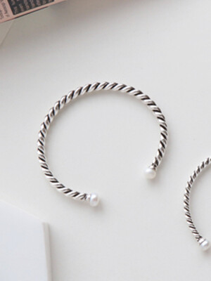 

ONICE 925 Sterling Silver Bangle with Twist Design accented with Cultured Pearl WQZ001