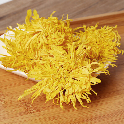 

the best gold Huang Ju 4 pieces chrysanthemum a large cup of organic herbal tea in summer will preferred