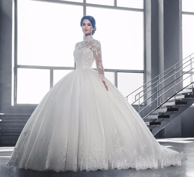 

Luxurious lace long sleeved brides tail wedding dress 2018 new style