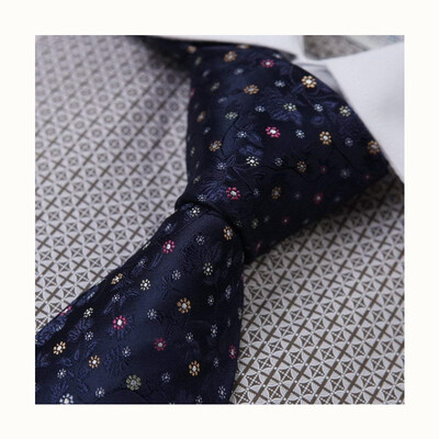 

Paisley vortex tweed officially wears a knitted silk tie