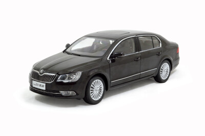 

масштаб 1:18 Skoda SuperB 2013 Diecast модель автомобиля коричневый