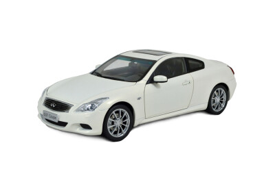 

118 scale Infiniti G37 Coupe 2013 diecast model car white