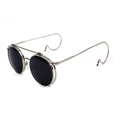 

Men and women with the same punk clamshell retro hook hook sunglasses as gift for men and women