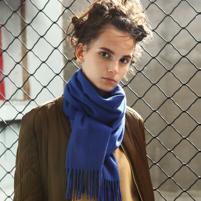 

Chuhe TRUE HER cashmere scarf ladies autumn&winter thick warm scarf European&American fashion popular gift box packaging light luxury left bank series sapphire blue