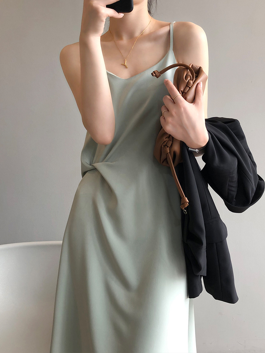伊欧iyoh法式复古吊带连衣裙女2022春季缎面细肩带中长款裙子黑色m