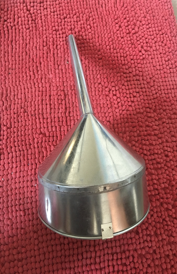 加油漏斗汽油漏子轿车汽车加油斜嘴带过滤网铁皮加油器免手扶