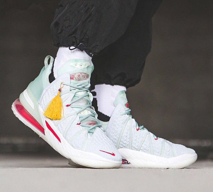 18紫禁重器黑紫湖人中国限定18代男子耐磨篮球鞋詹18黑紫36