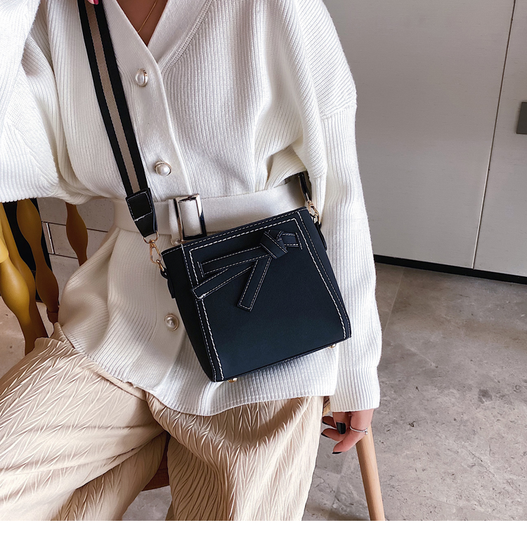 ins小包包女2020新款百搭网红时尚磨砂宽肩带水桶包女韩版斜挎包女斜