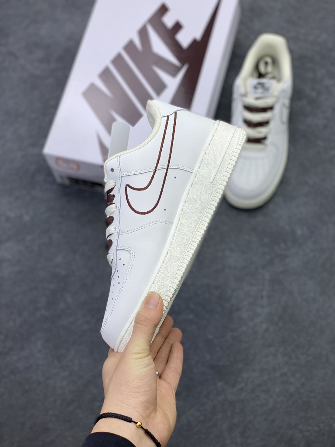 1 空军一号米白酒红电绣勾低帮运动休闲滑板鞋男女同款 米白色 米白酒