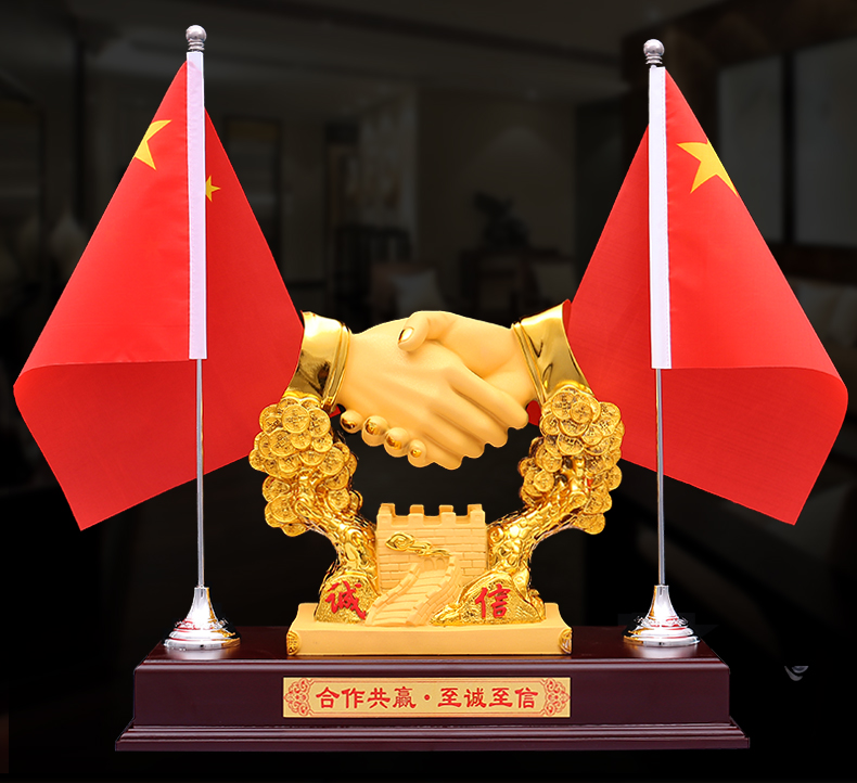 合作共赢送老板办公室桌面创意装饰红旗握手摆件商务礼品 合作共赢