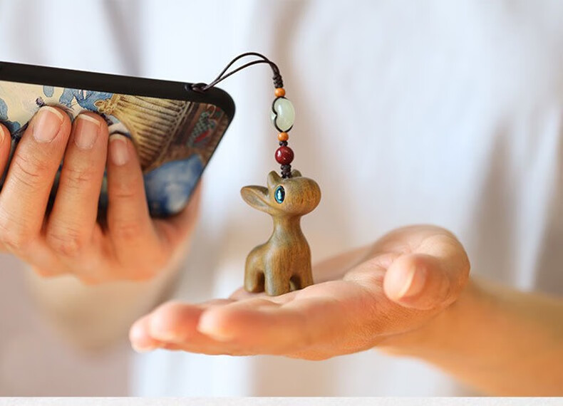 汽车钥匙扣挂件钥匙链可爱檀木小鹿车载吊坠男女创意高档挂饰品一路