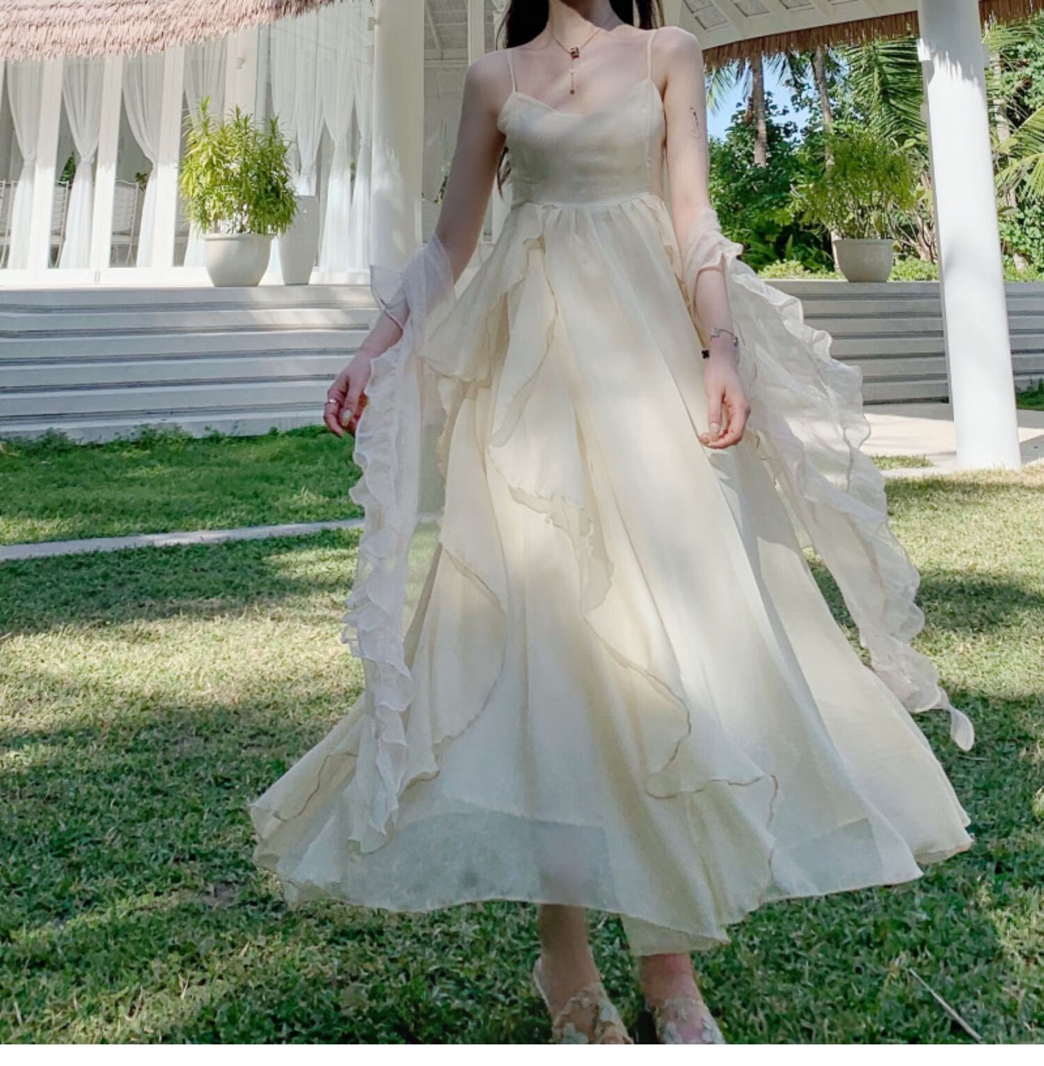 三亚旅游必备衣服三亚沙滩裙新款仙女裙chic温柔超仙公主白色大摆吊带