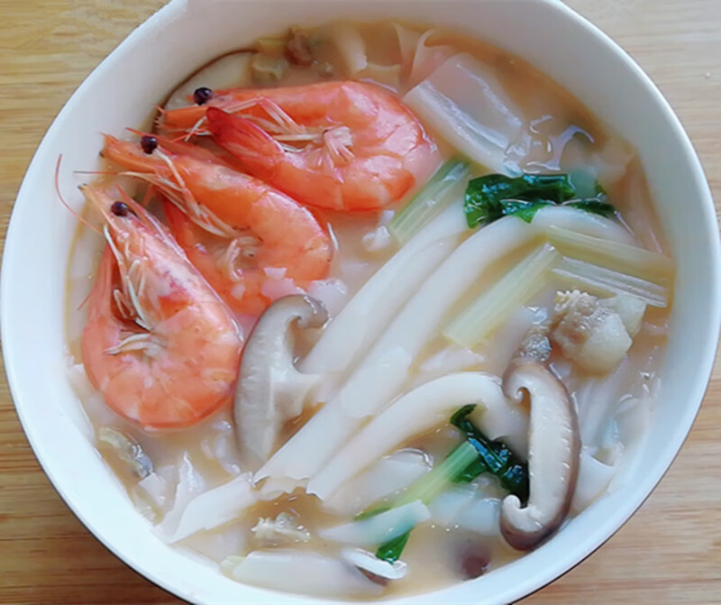 福州鼎边糊,也叫锅边糊.