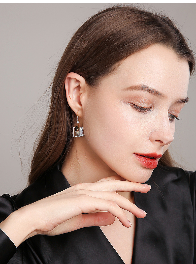 金魅感时尚法式耳环女气质2020年新款潮字母网红优雅长耳饰 香槟金色