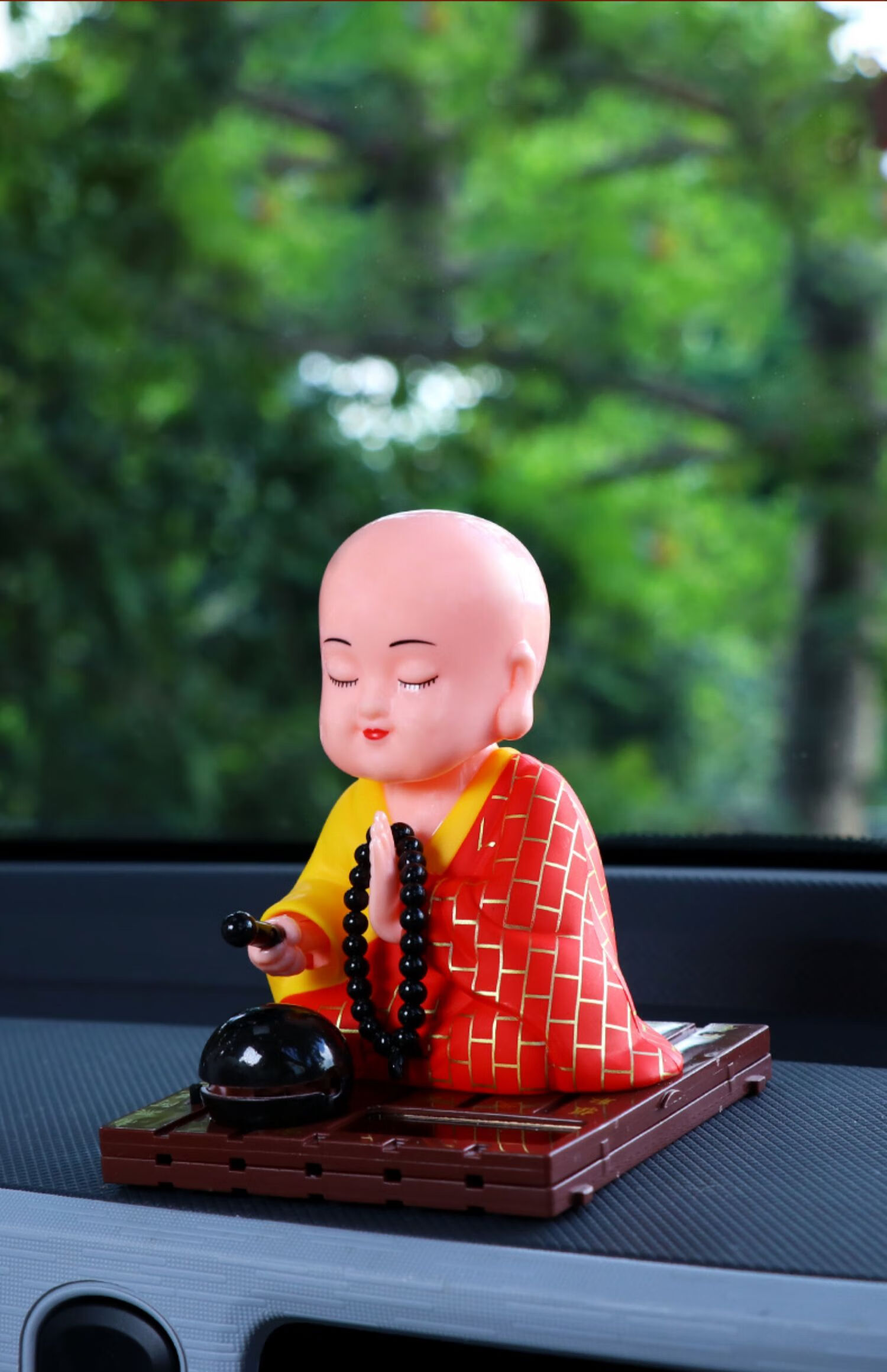 袈裟佛车载太阳能汽车小和尚摆件点头车载中控台敲木鱼车内装饰品红