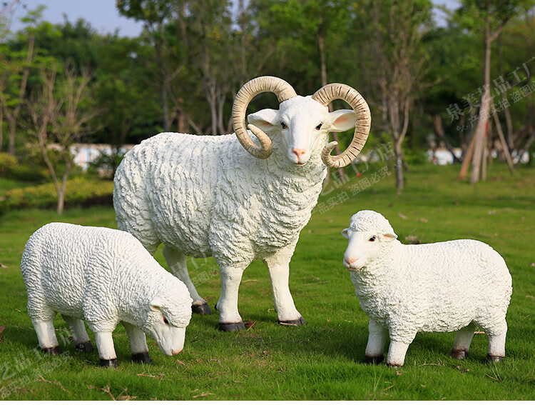 仿真绵羊摆件山羊草皮羊玻璃钢雕塑园林花园庭院户外园林装饰大型公园