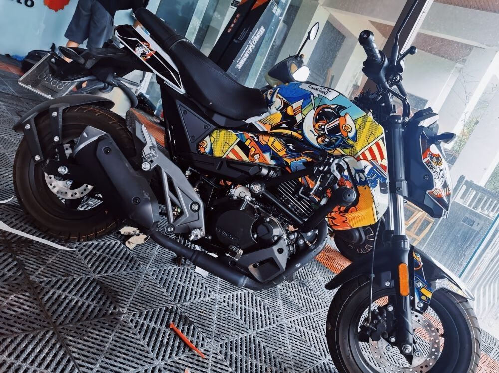 适用春风狒狒st贴纸贴花车贴改装全车个性版画春风小狒狒贴纸贴膜白色