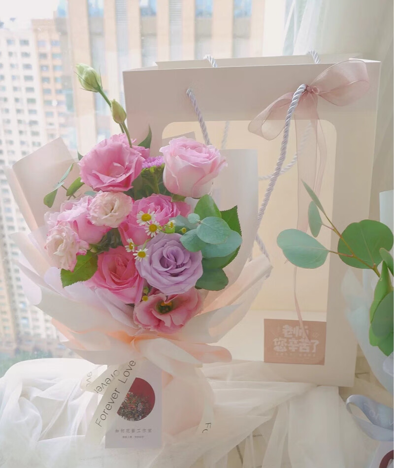 伴手礼小花束西安鲜花同城速递ins风手提礼盒毕业季拍照鲜花香槟玫瑰