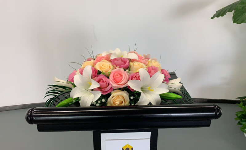 会议桌上摆放的花仿真台花塑料假花办公室讲台接待酒店长形餐桌会议桌