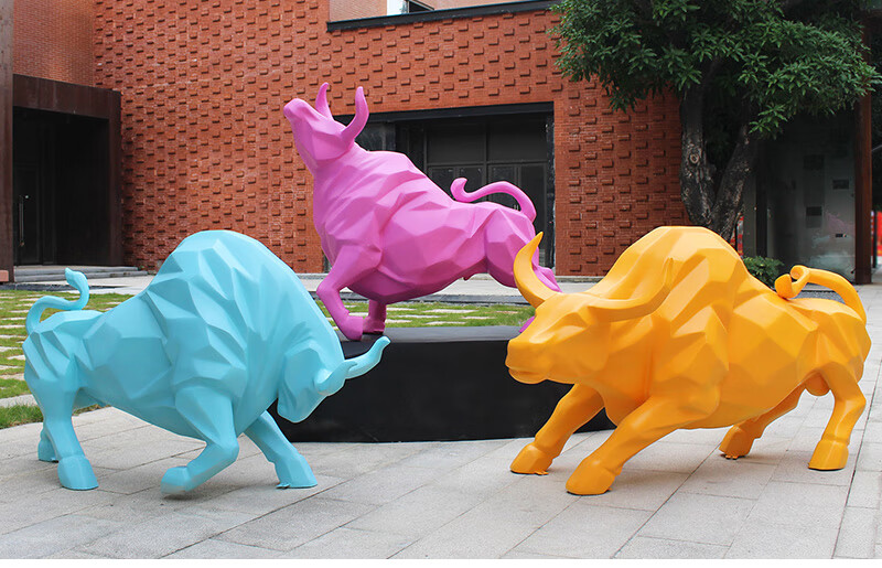 华尔街铜牛摆件抽象几何落地彩绘牛雕塑块面商场售楼部大型艺术品块面