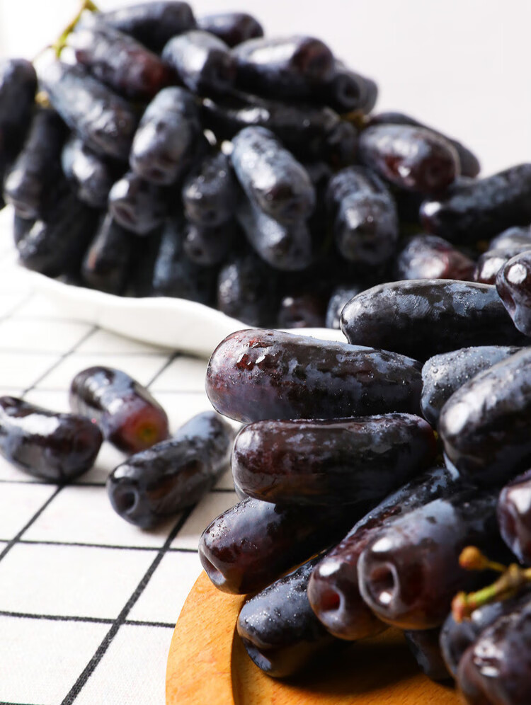 1斤金手指黑提新鲜葡萄水果当季美人指黑加仑红提子