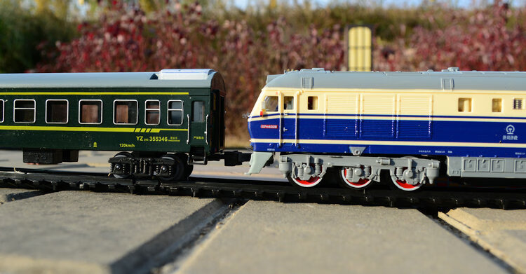 东风4bf仿真绿皮火车模型玩具电动轨道小火车东风11内燃机模型精致版