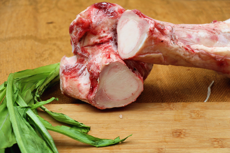 新鲜牛大骨 现杀牛骨头1500g 牛棒骨 牛筒骨 牛腿骨黄牛 烧烤