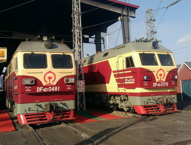 蒸汽机大套装 花老虎车头 标配 普通电池火车牌