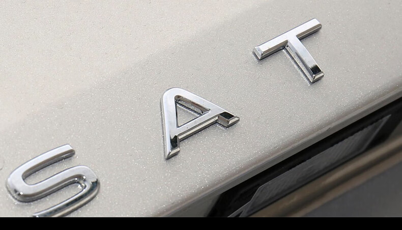 适用于大众帕萨特字母贴车尾车标改装330380tsi新款装饰贴passat车标