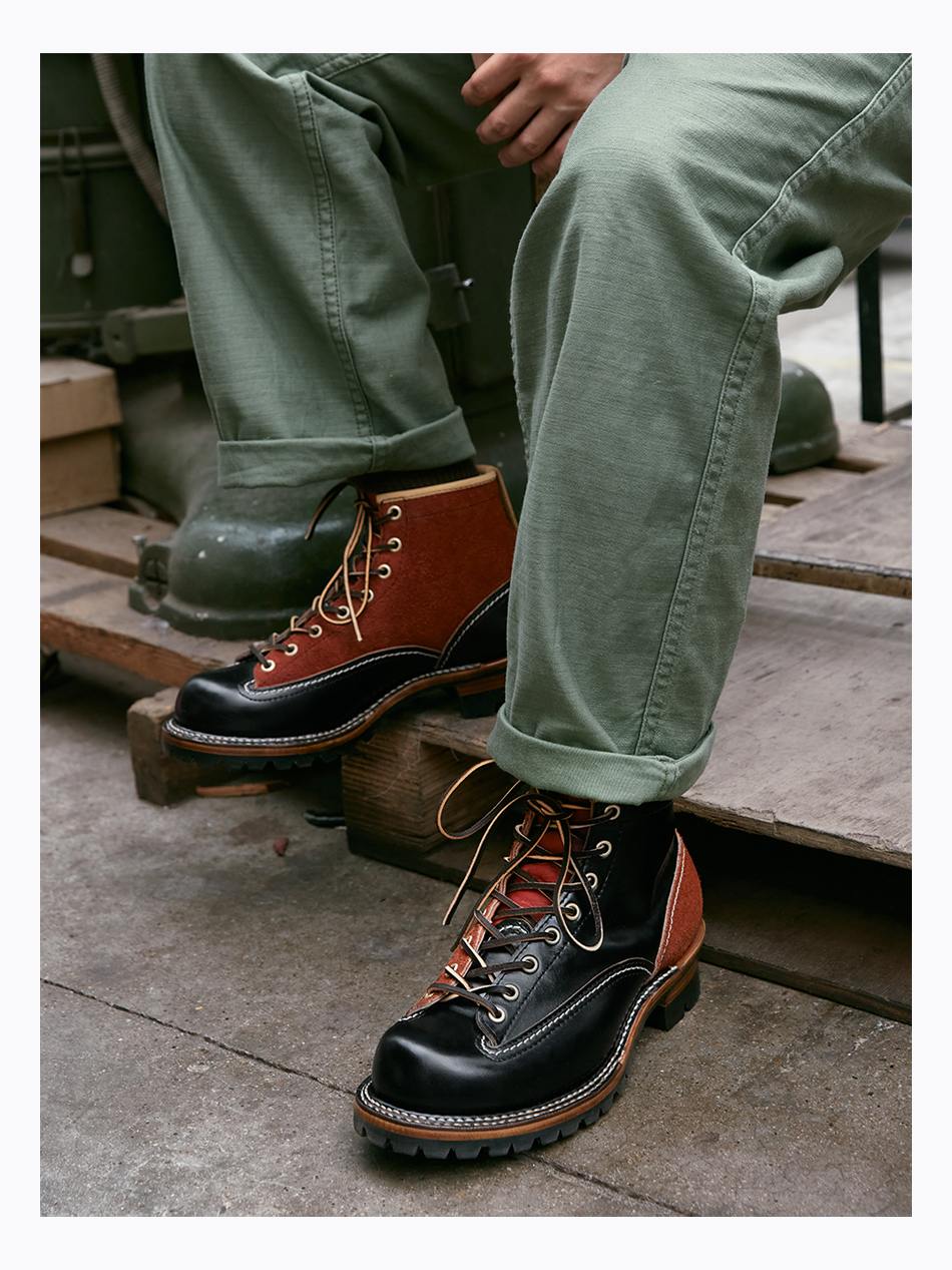 玩累了的孩子手工伐木靴翻毛皮复古登山马丁美式工装靴西部拓荒者拍摄