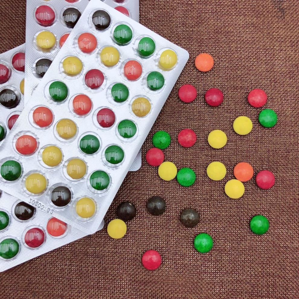 网红儿时经典回忆怀旧零食彩色巧克力豆儿童创意糖果小孩趣味零食 5板