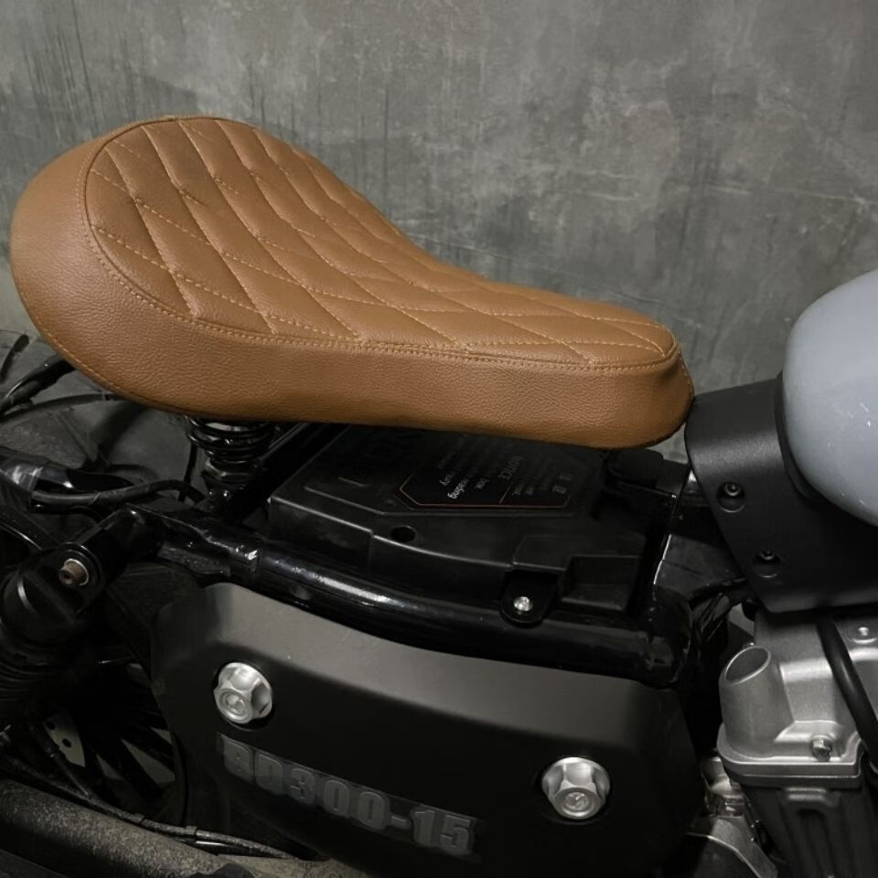 金吉拉300改装复古双弹簧坐垫加厚舒适bobber手工坐垫咖啡色竖型纹