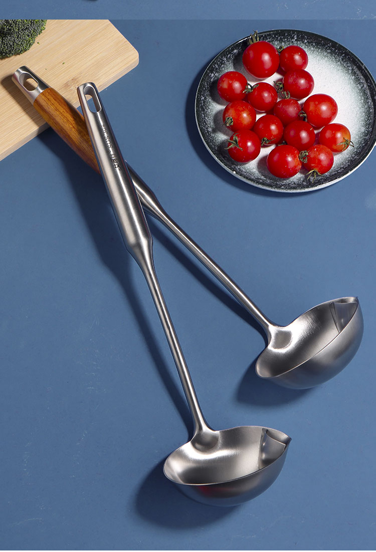 304不锈钢隔油勺家用盛汤勺大号月子喝汤滤油神器长柄小火锅漏勺款304