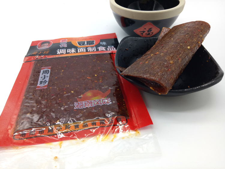 周小玲新一代豆腐辣条22g60袋日本豆腐双色豆腐辣片80后怀旧零食新一