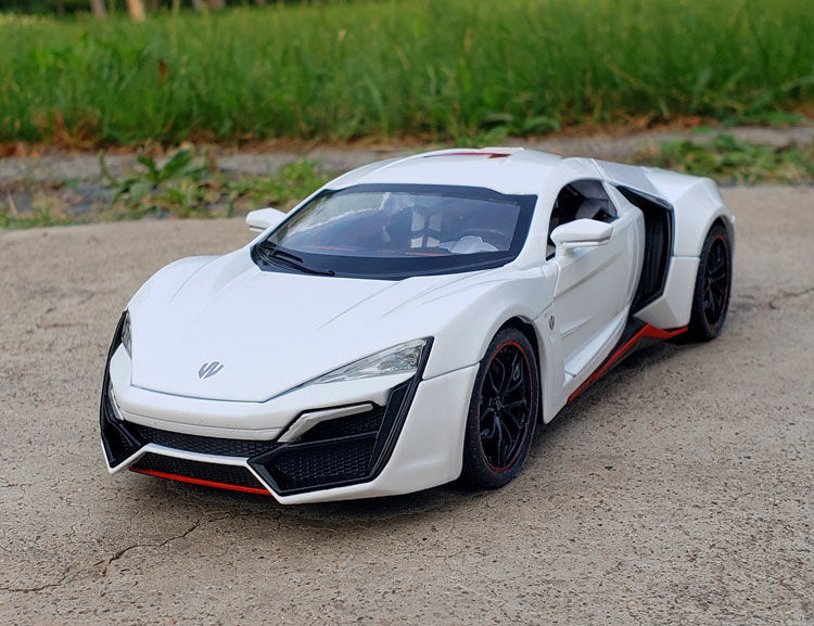 赛车声光回力男孩玩具合金车仿真汽车模型新年礼物124大号莱肯白色