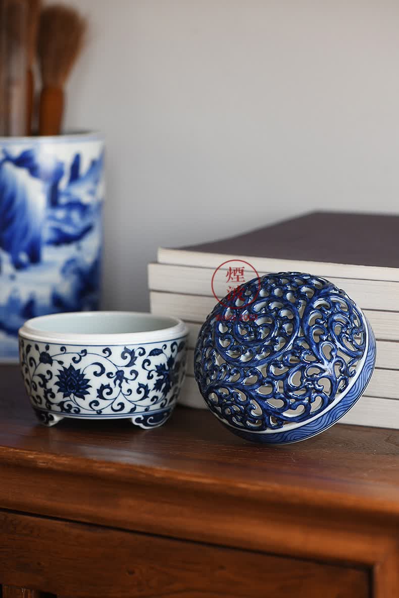 景德镇春风祥玉 邹俊窑制八字款 青花缠枝花卉 镂空盖三足 香薰炉