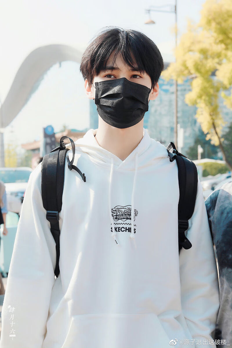 旷品质男装广州十三行男装夏季时代少年团张真源同款海绵宝宝卡通卫衣