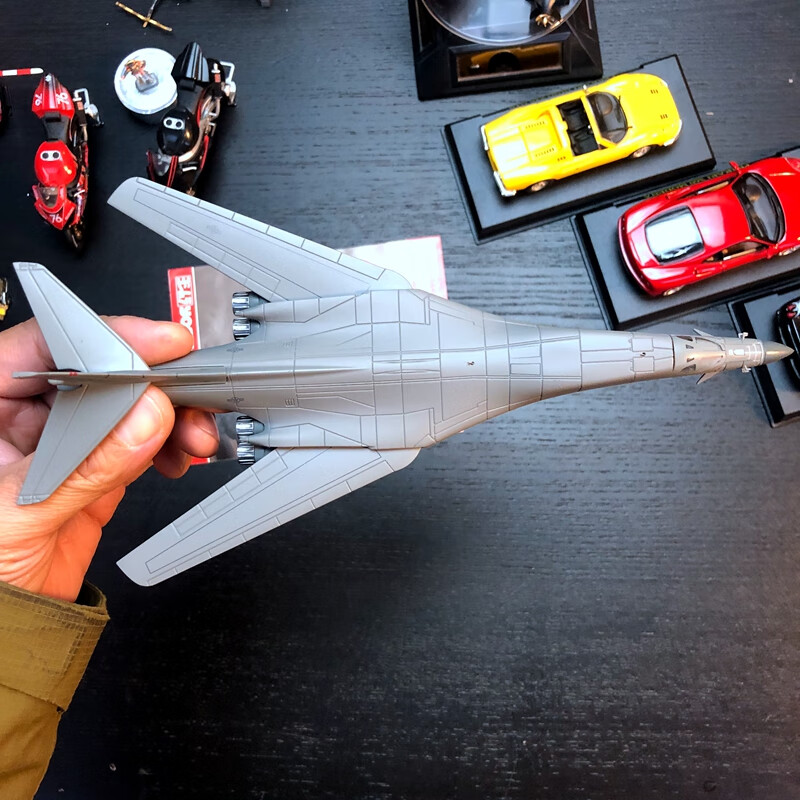 1:200比例合金飞机俄罗斯tu-160白天鹅战略轰炸机成品金属模型 b1b枪