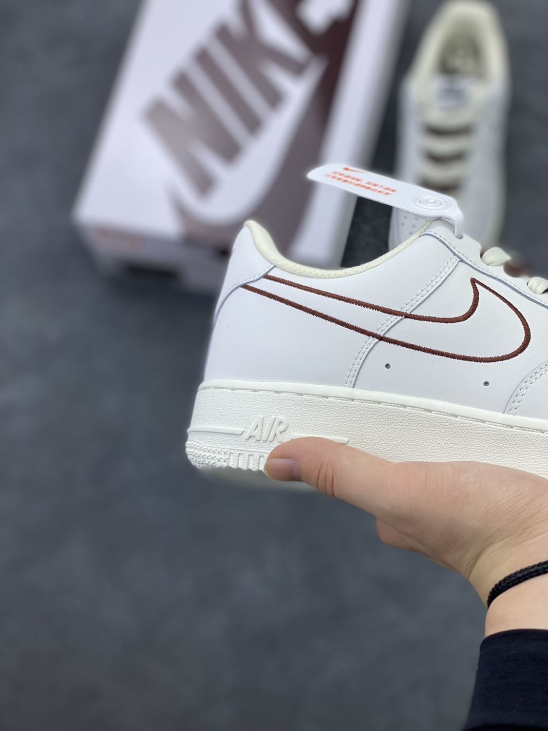 1 空军一号米白酒红电绣勾低帮运动休闲滑板鞋男女同款 米白色 米白酒